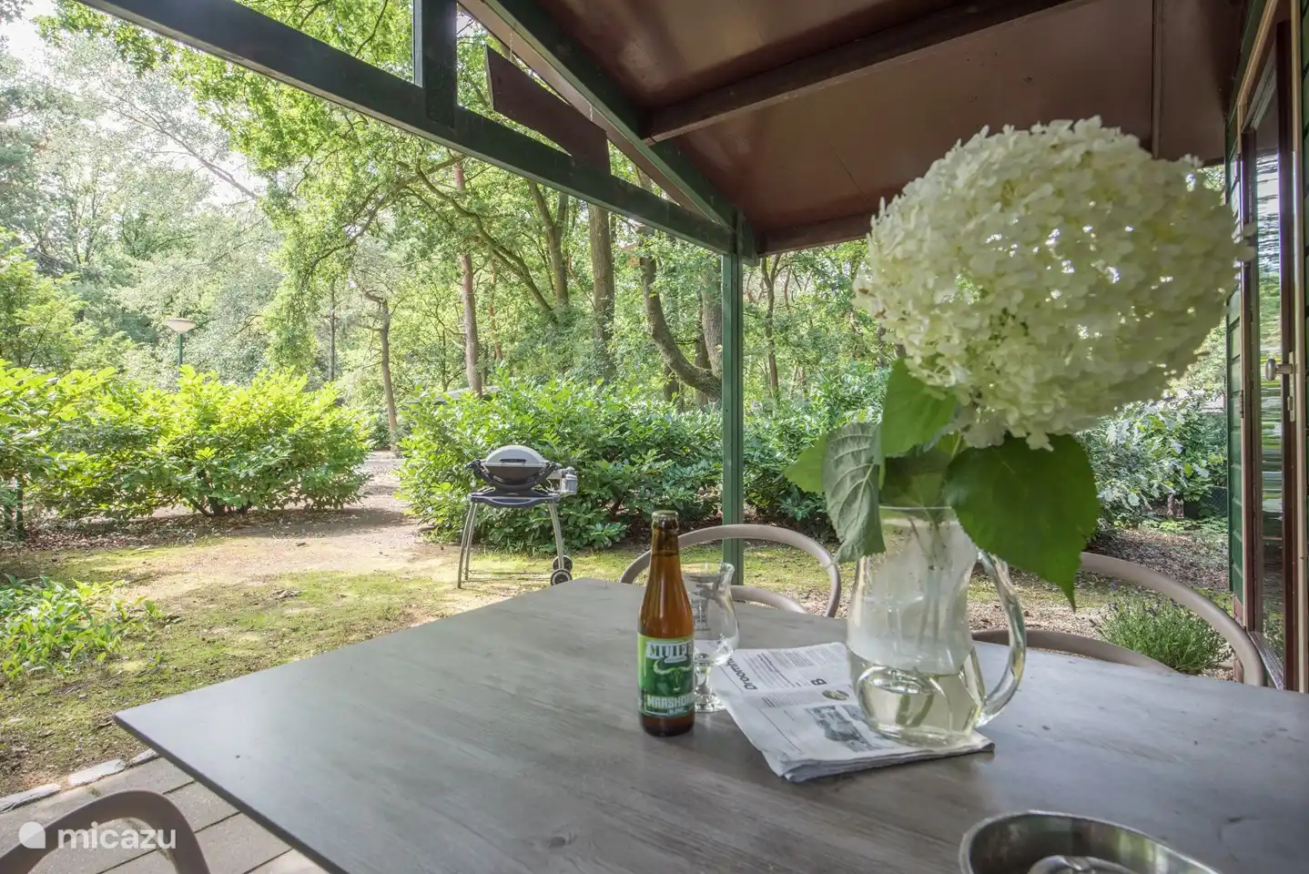 Die überdachte Terrasse im Garten