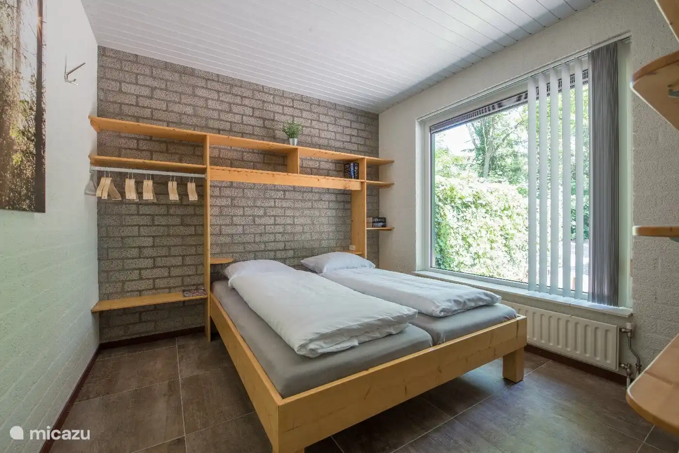 Das Schlafzimmer mit dem Doppelbett