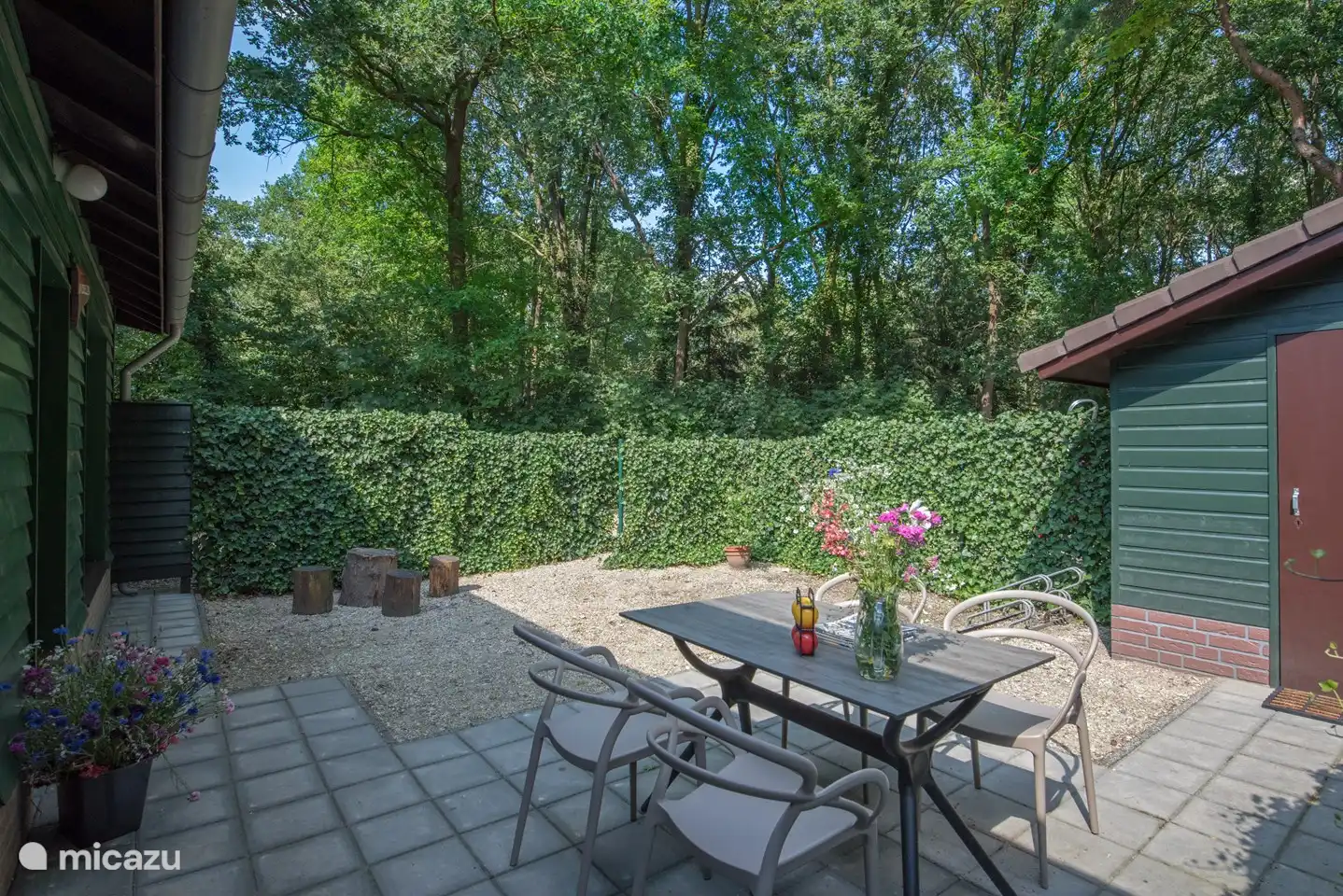 Der Garten mit der Terrasse