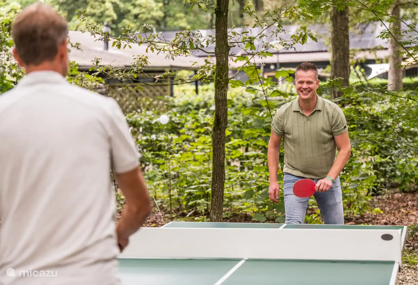 Auch gemeinsames Schlagen eines Balls ist möglich. Sowohl Tischtennis als auch normales Tennis auf unserem Tennisplatz.
