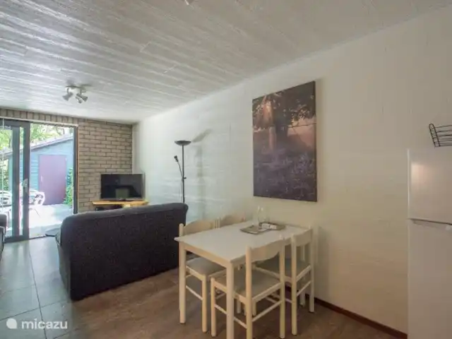 cisne mudo en Países Bajos, Barbante Septentrional, Heesch - bungaló la mesa de la cena