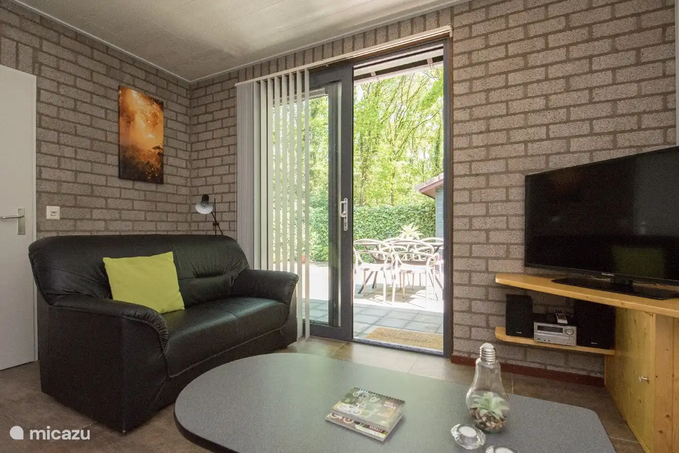 Der Sitzbereich mit Blick auf den Garten