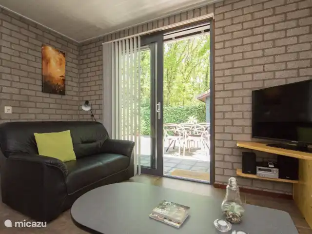 cisne mudo en Países Bajos, Barbante Septentrional, Heesch - bungaló La zona de estar con vistas al jardín.