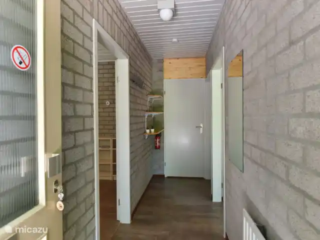 cisne mudo en Países Bajos, Barbante Septentrional, Heesch - bungaló La entrada del bungalow.