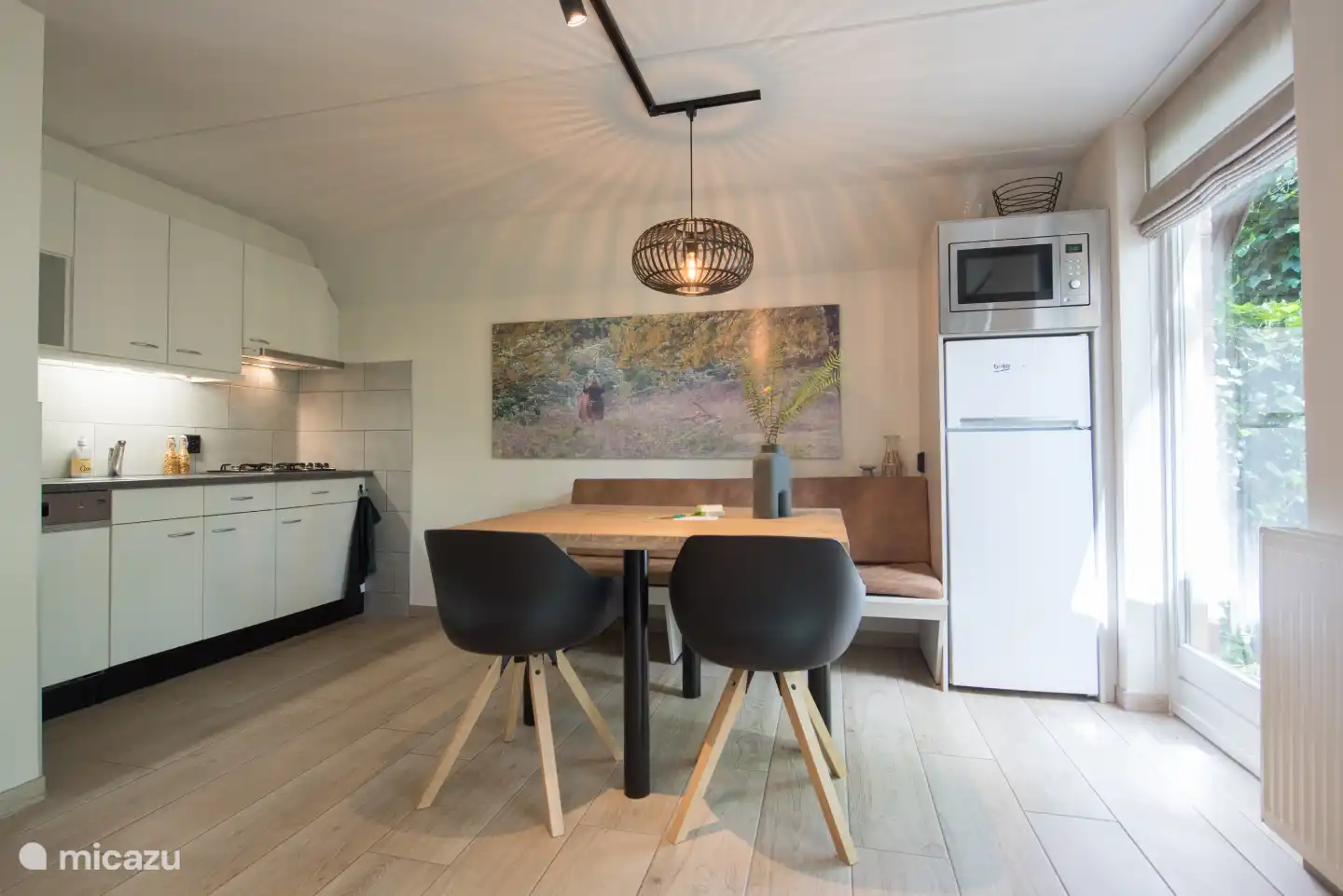 Der Esstisch mit Küche