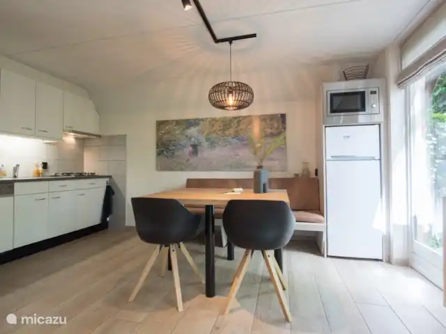 pavo real de Java en Países Bajos, Barbante Septentrional, Heesch - bungaló La mesa de comedor con cocina