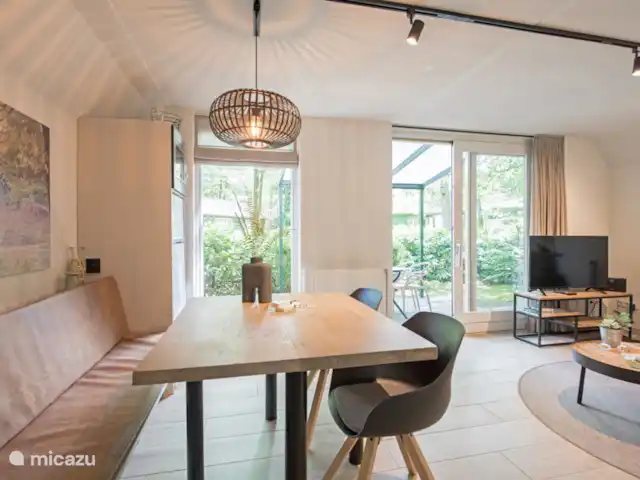 pavo real de Java en Países Bajos, Barbante Septentrional, Heesch - bungaló La mesa del comedor