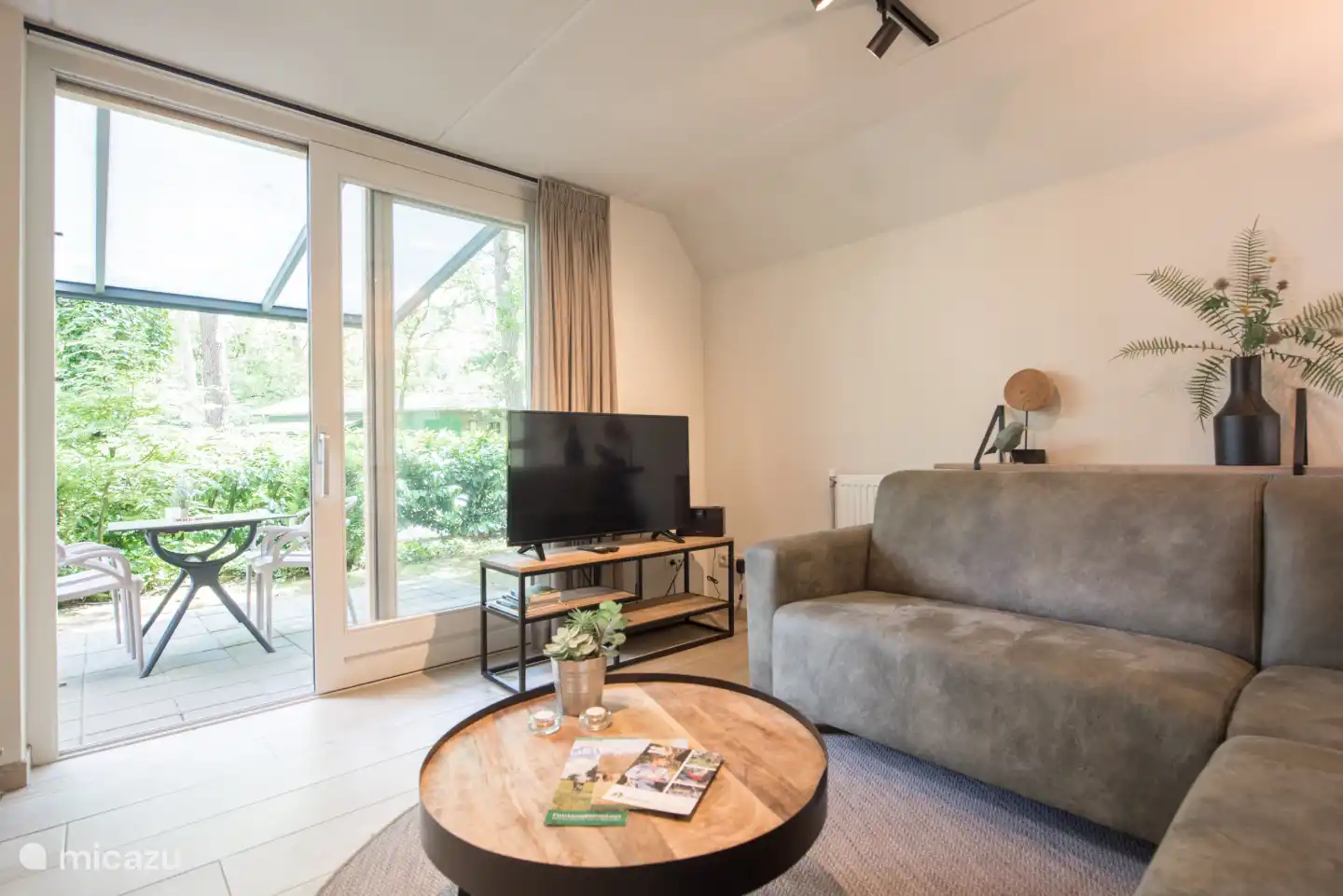 Das Wohnzimmer mit Blick auf den Garten