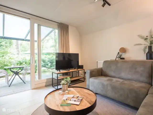 pavo real de Java en Países Bajos, Barbante Septentrional, Heesch - bungaló La sala de estar con vista al jardín