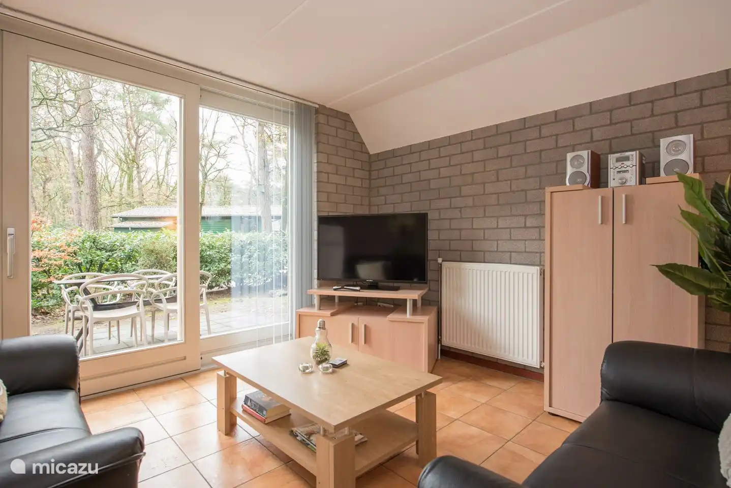 Der Sitzbereich mit Blick auf den Garten