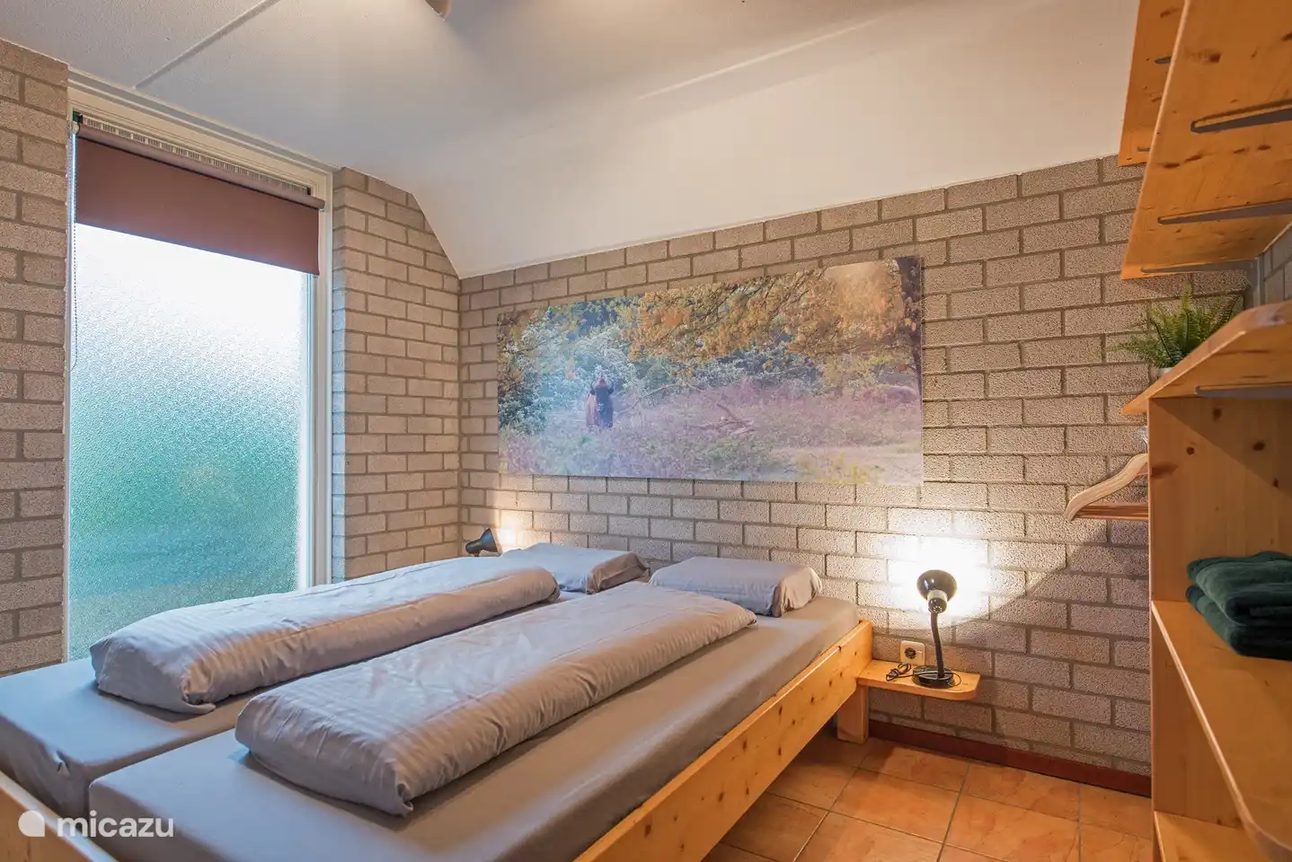 Das Schlafzimmer mit einem Doppelbett