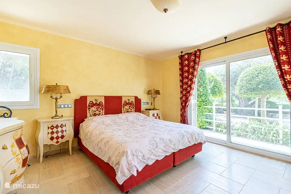 Chambre avec un lit double