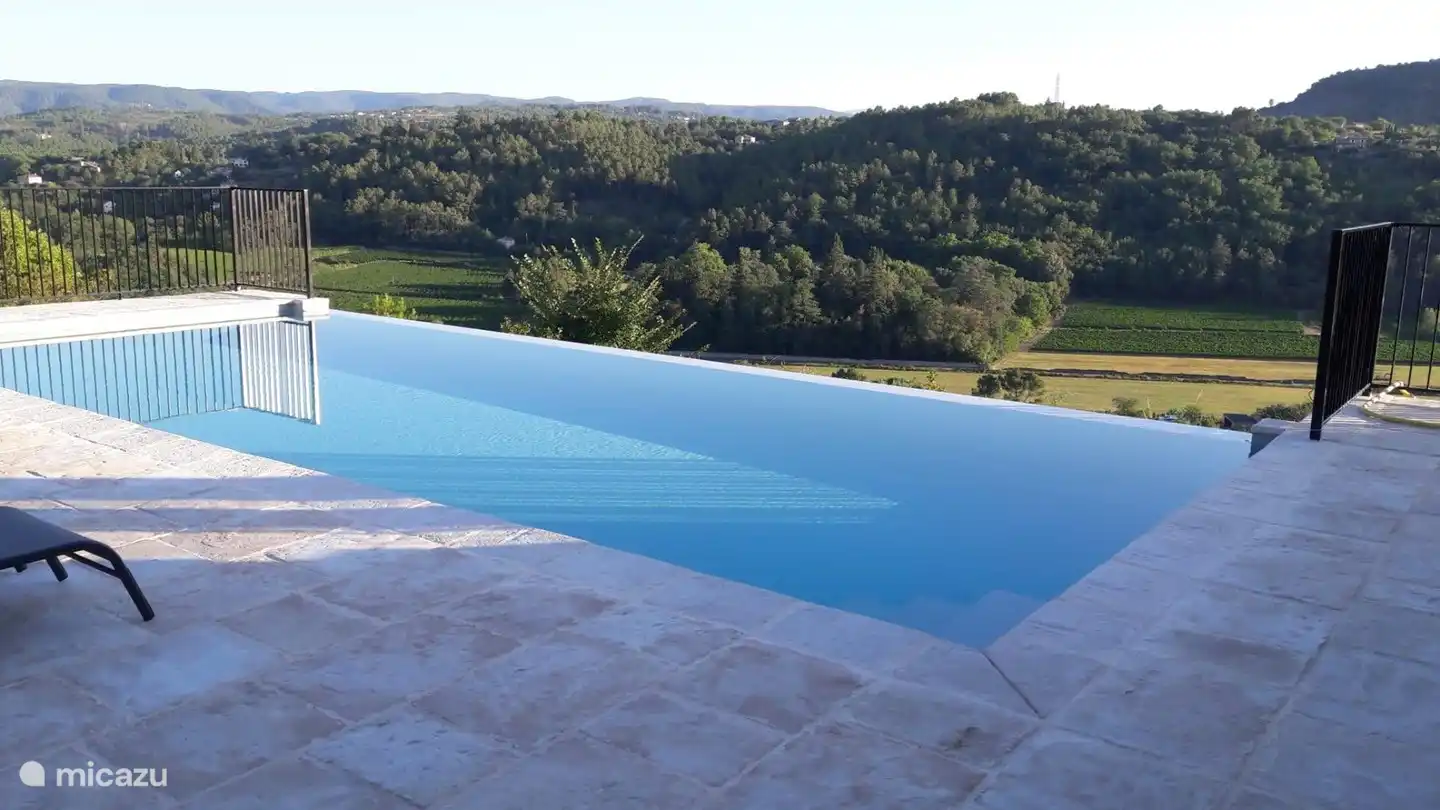 Belle piscine chauffée à débordement