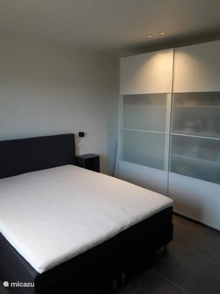 Chambre à coucher avec sommier