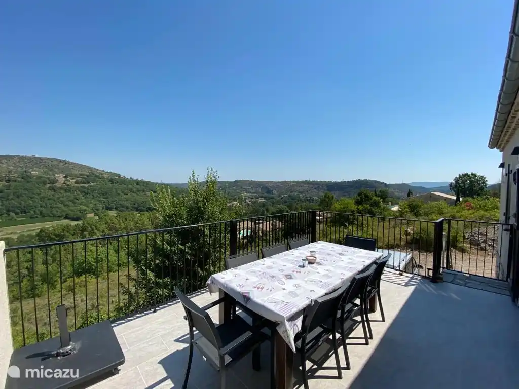 terrasse ouverte avec mobilier