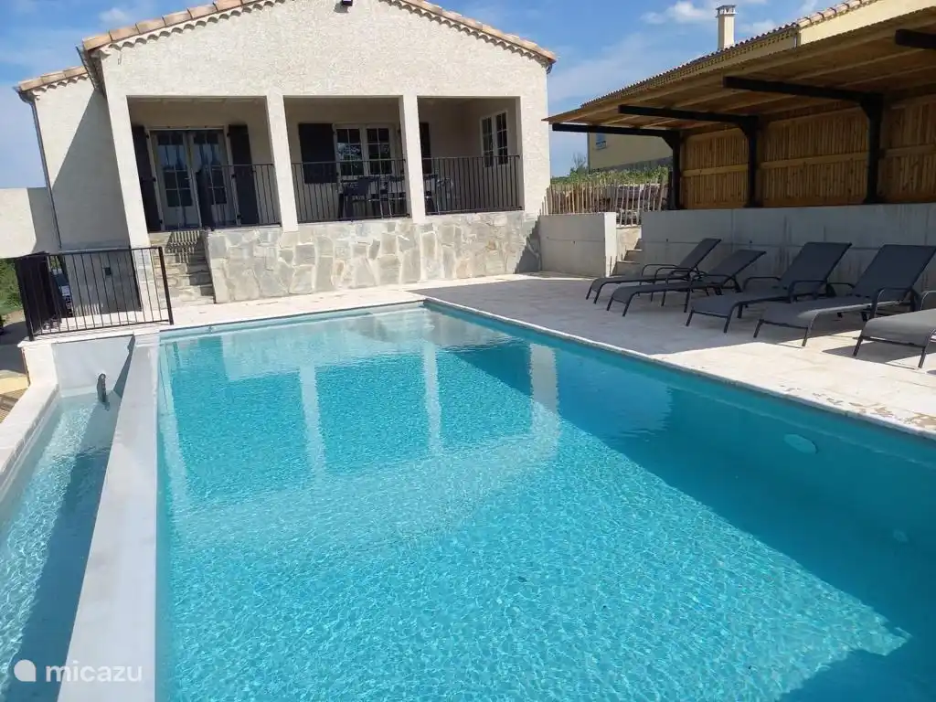 Terrasses couvertes autour de la piscine