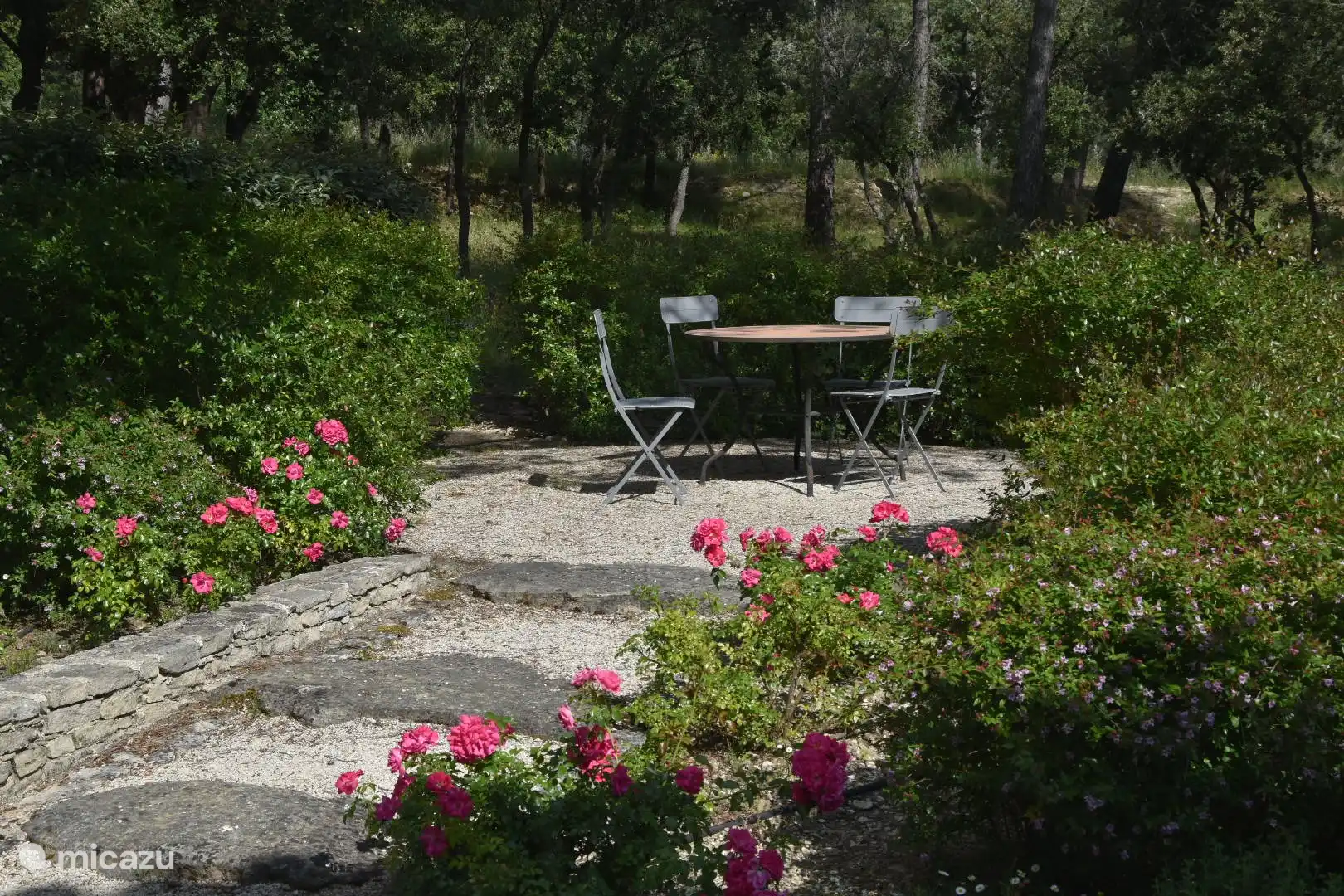 Erhöhte Terrasse hinter dem Haus, in der Nähe des Jeu de Boule-Platzes