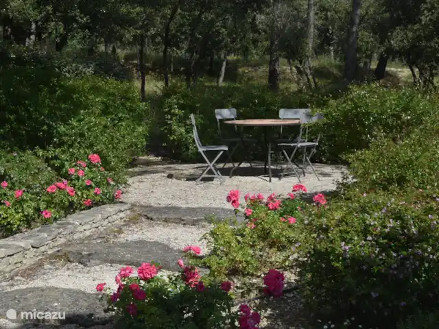 Les Demeures du Luc 307 huren in Frankrijk, Vaucluse, Saumane-de-Vaucluse - villa Verhoogd terrasje achter het huis , bij de jeu de boulebaan