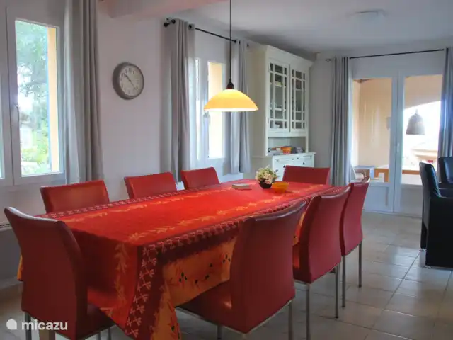 Les Demeures du Luc 307 huren in Frankrijk, Vaucluse, Saumane-de-Vaucluse - villa Ruime eethoek met grote tafel, 8 luxe stoelen. Toegang tot overdekt terras en tuin achter.