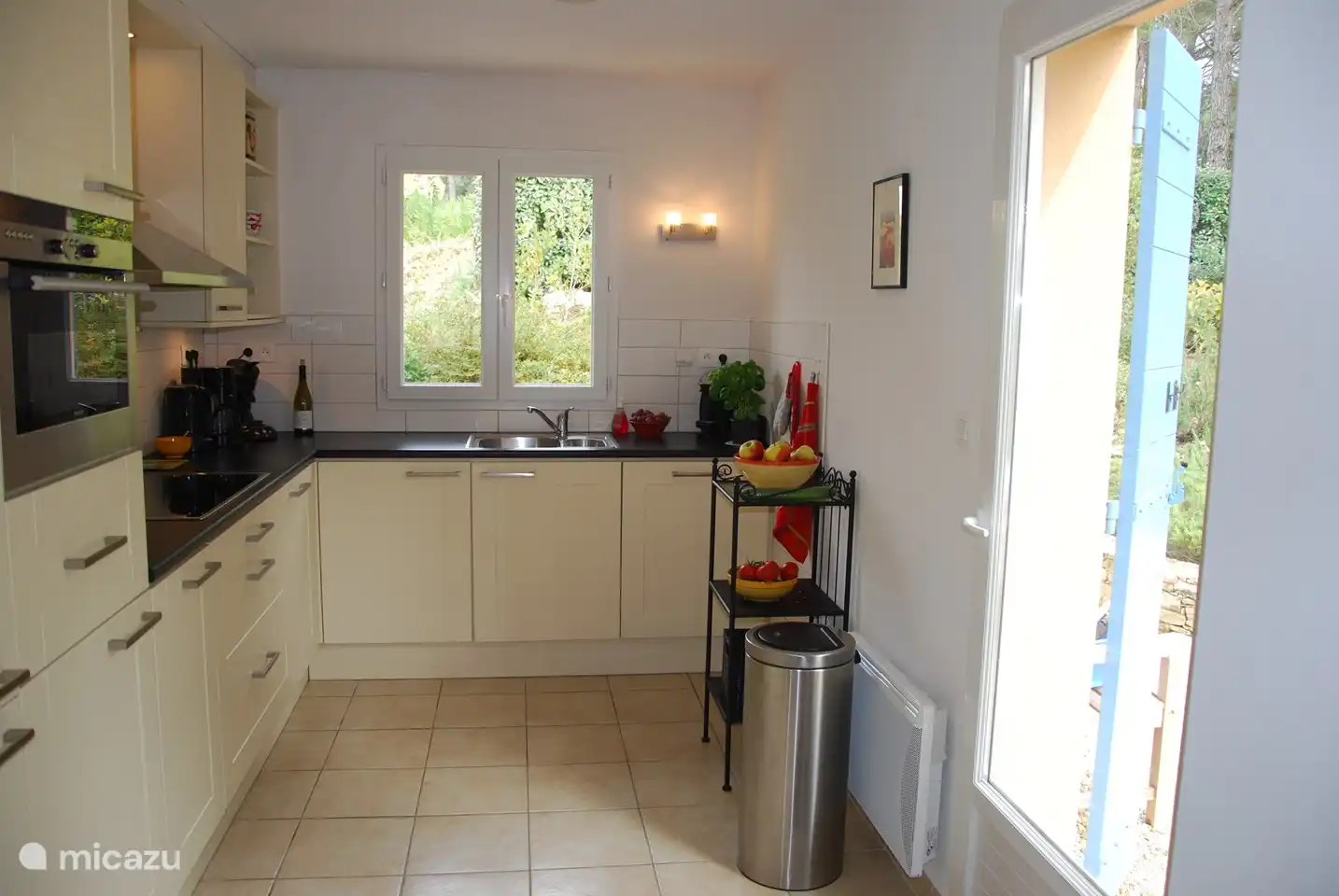 Geräumige, helle offene Küche mit allen Annehmlichkeiten. Zugang zur Terrasse hinter dem Haus.