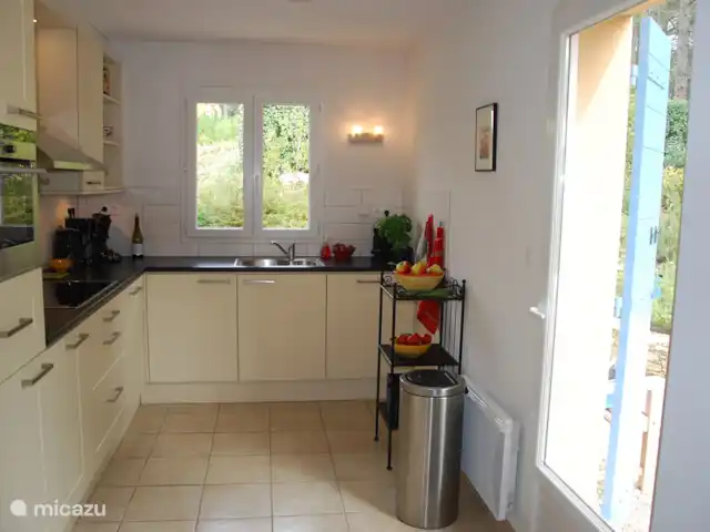 Les Demeures du Luc 307 huren in Frankrijk, Vaucluse, Saumane-de-Vaucluse - villa Ruime, lichte open keuken met alle voorzieningen. Toegang tot terras achter het huis.