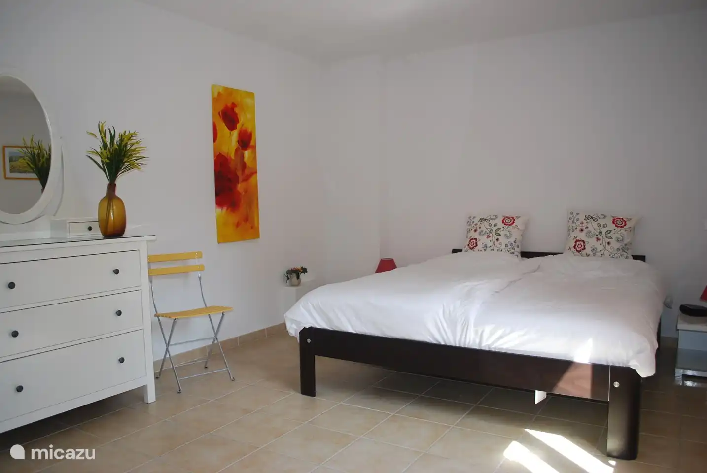 Großes Schlafzimmer im Obergeschoss mit zwei Einzelbetten von 1,80 bis 2,10 m, mit Kommode und großer Schrankwand.