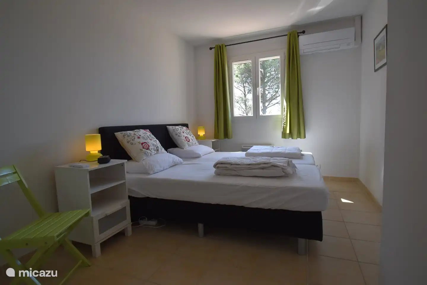 Schlafzimmer im Obergeschoss mit Boxspring