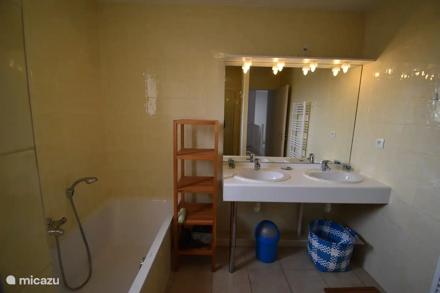 Badezimmer mit Doppelwaschbecken