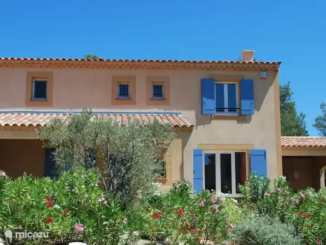 Les Demeures du Luc 307 huren in Frankrijk, Vaucluse, Saumane-de-Vaucluse - villa Sfeervolle voortuin met veel bloeiende planten