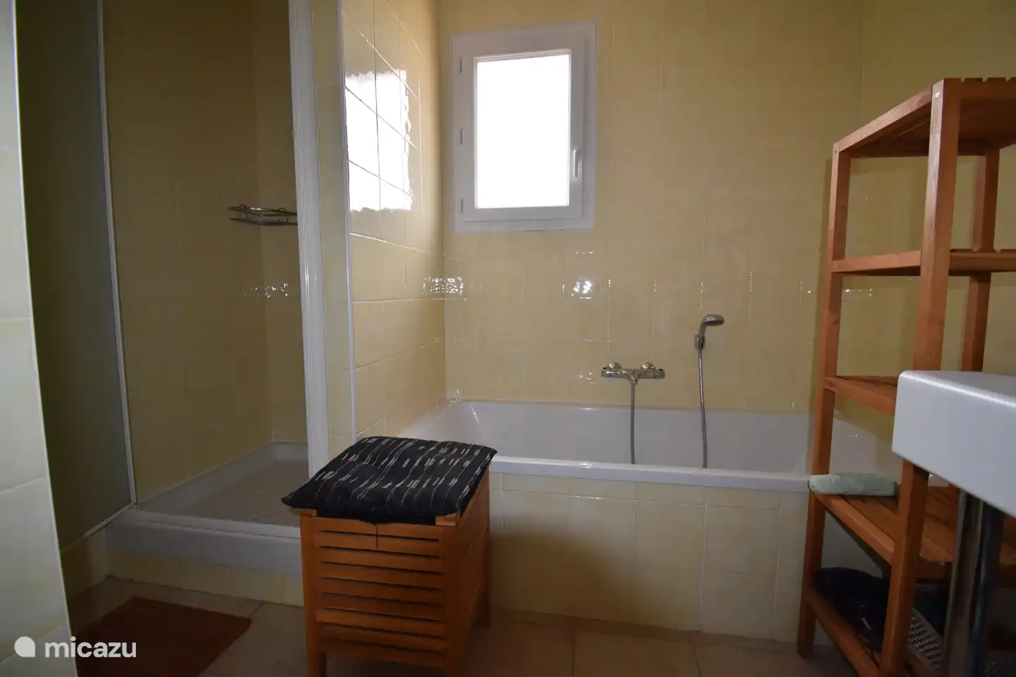 Badezimmer mit Badewanne und separater Dusche