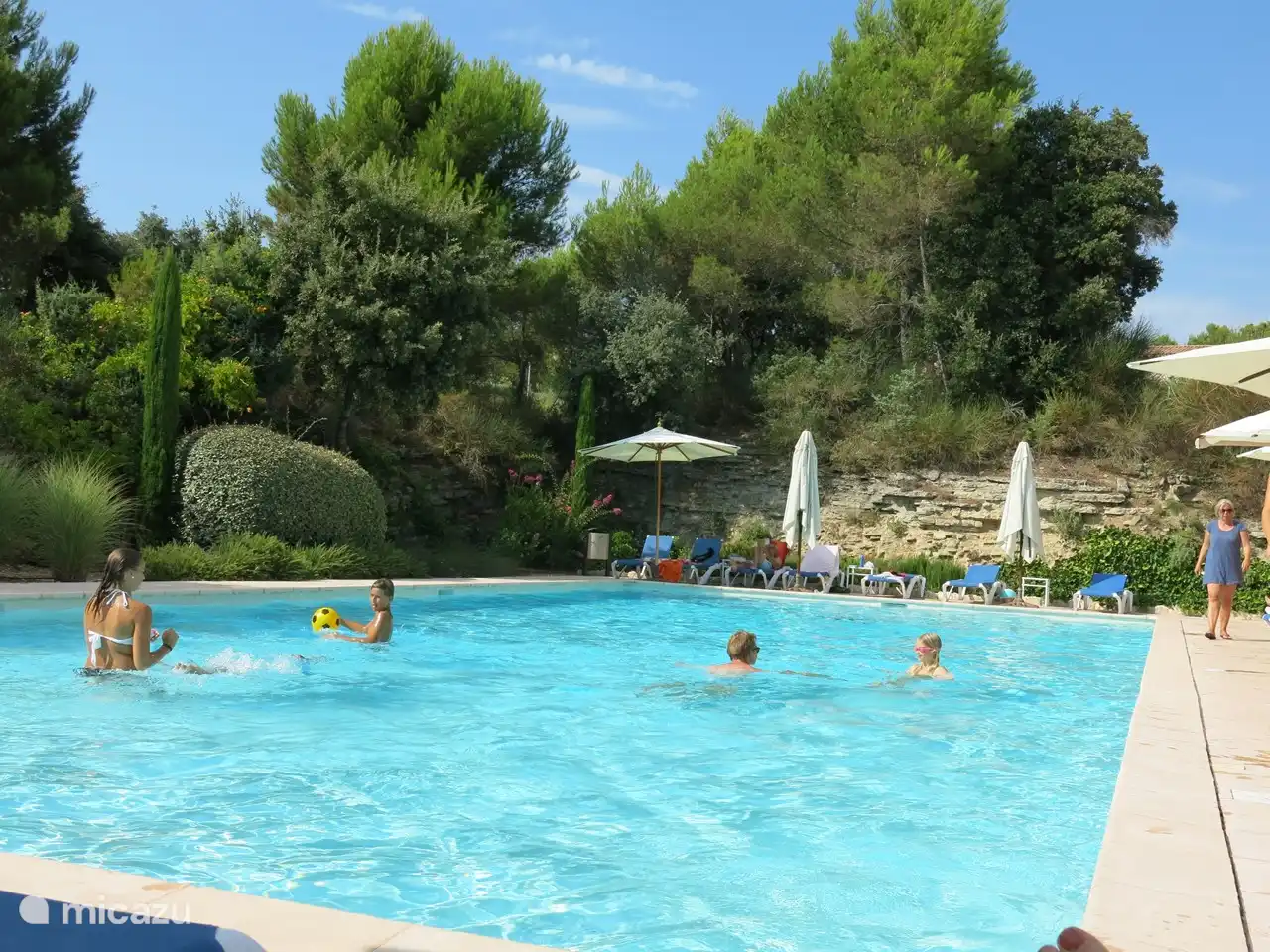 Unser kleiner Park verfügt über einen großen Pool (8 - 20 m), in dem Sie richtig schwimmen können.
