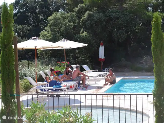 Les Demeures du Luc 307 huren in Frankrijk, Vaucluse, Saumane-de-Vaucluse - villa Ruim aanbod van ligstoelen en parasols op het ruime terras om het zwembad met apart kinderbad