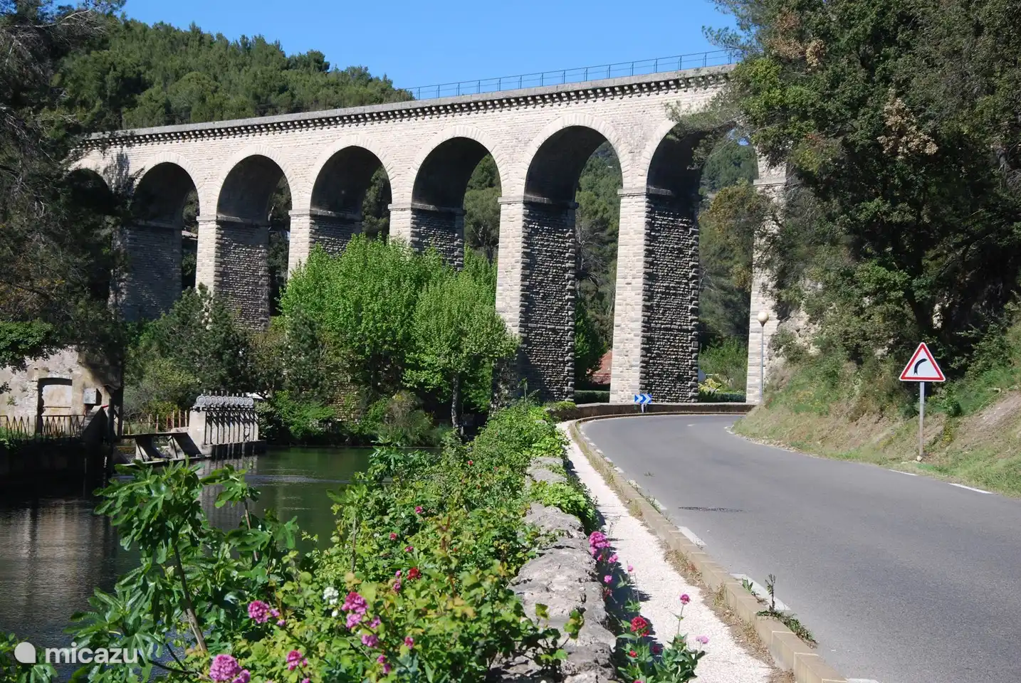 Schöne direkte Umgebung, hier das Aquädukt in Richtung Fontaine de Vaucluse