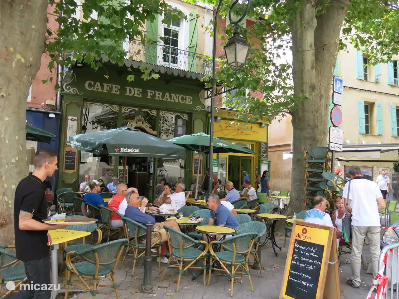 Der große Markt von Isle-sur-la-Sorgue ist einer der größten attraktiven Märkte in der Provence