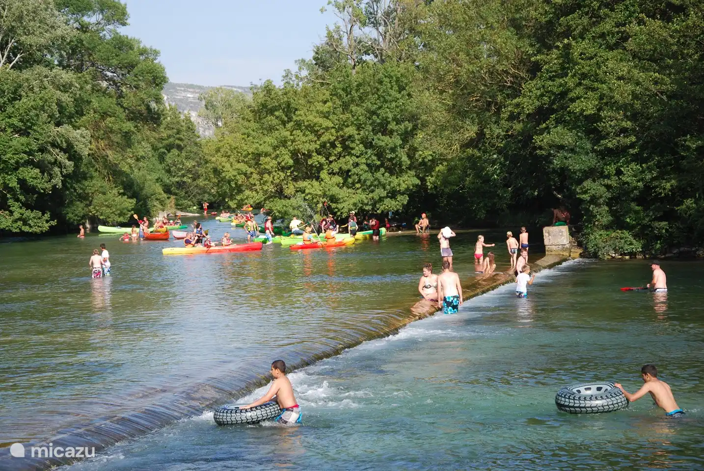 Kanufahren auf der Sorgue. Der Ausgangspunkt ist in der Nähe des Parks. Segeln Sie nach Isle-sur-la-Sorgue.