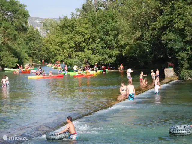 Les Demeures du Luc 307 huren in Frankrijk, Vaucluse, Saumane-de-Vaucluse - villa Kano varen op de Sorgue. Vlakbij het park is het beginpunt. Varen tot in Isle-sur-la-Sorgue.
