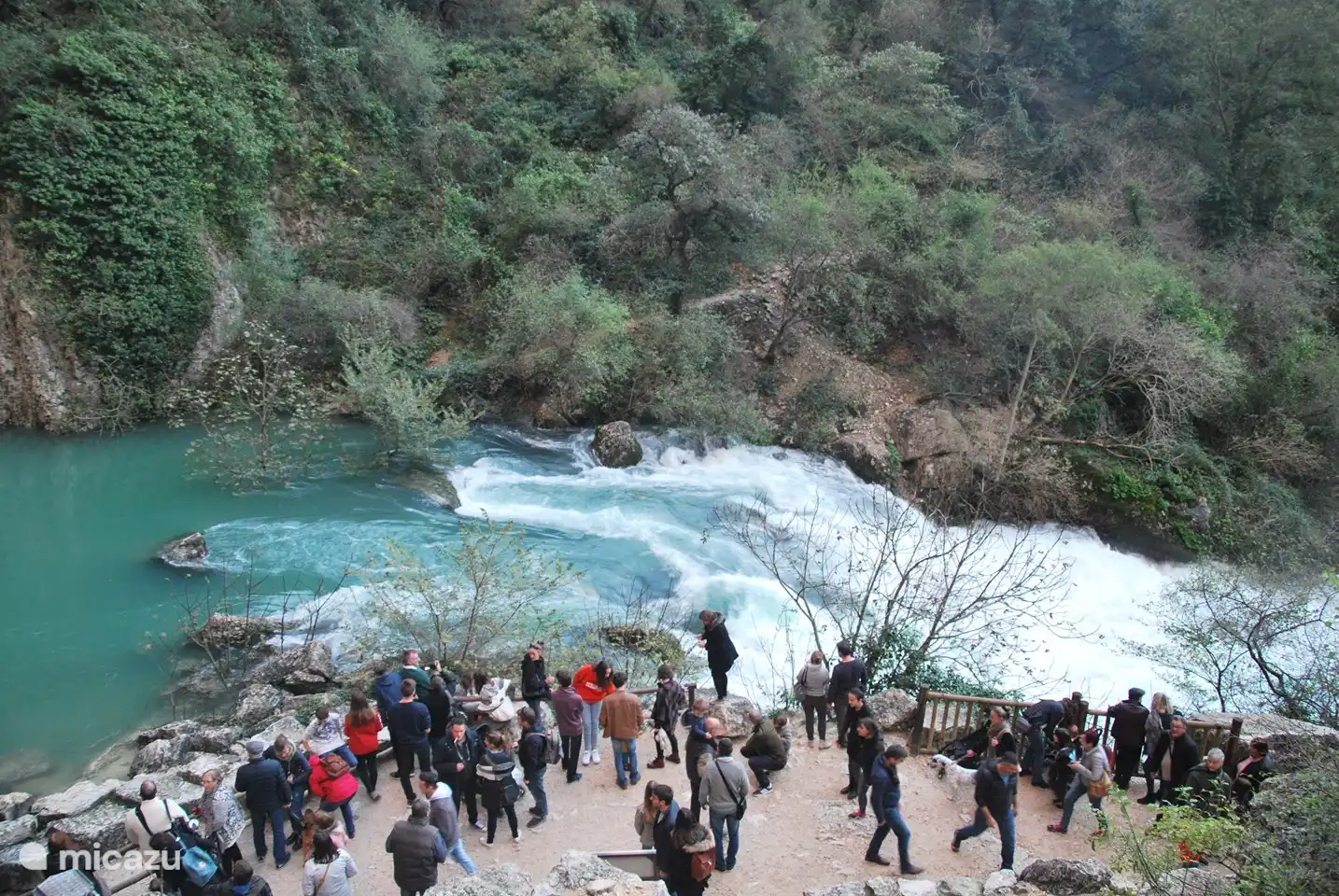 Quelle der Sorgue, im nahegelegenen gemütlichen Fontaine-de-Vaucluse zu besuchen.