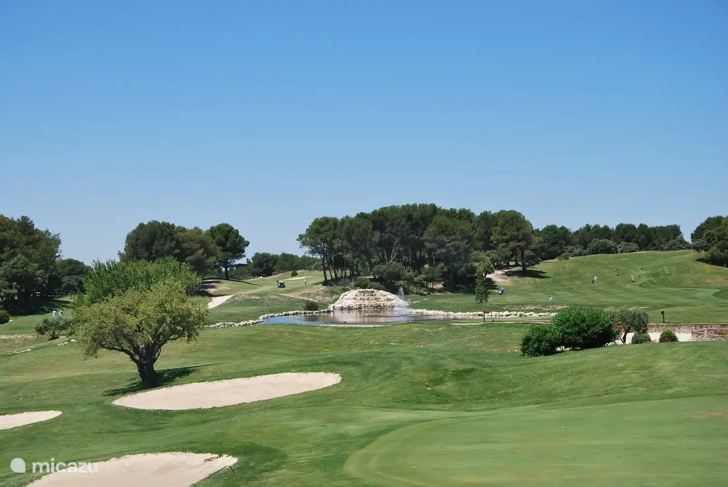 In der Nähe unseres Hauses befindet sich der wunderschön angelegte 18-Loch-Golfplatz Provence Country Club mit Restaurant.