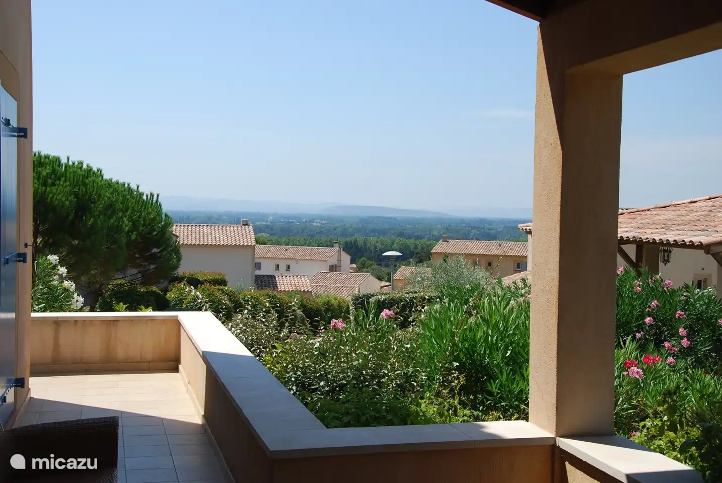 Von der Terrasse für einen herrlichen Blick über das Tal bis Les Alpilles (St. Remy de Provence)