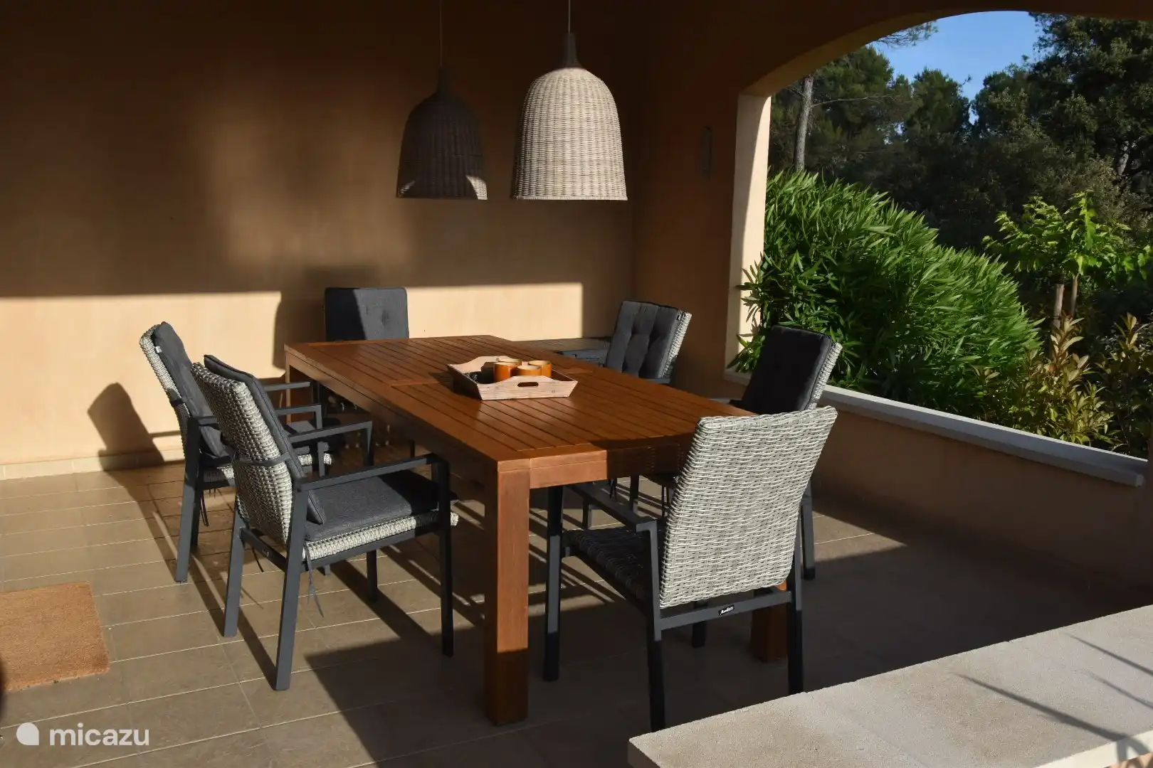 Große überdachte Terrasse mit großem Tisch und 6 bequemen Stühlen, zugänglich vom Zimmer und mit Blick auf das Tal.