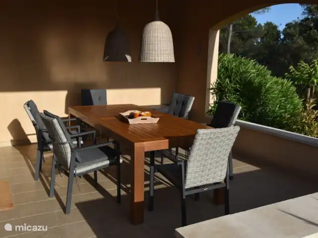 Les Demeures du Luc 307 huren in Frankrijk, Vaucluse, Saumane-de-Vaucluse - villa Groot overdekt terras met grote tafel en 6 comfortabele stoelen, bereikbaar vanuit de kamer en met uitzicht over vallei.