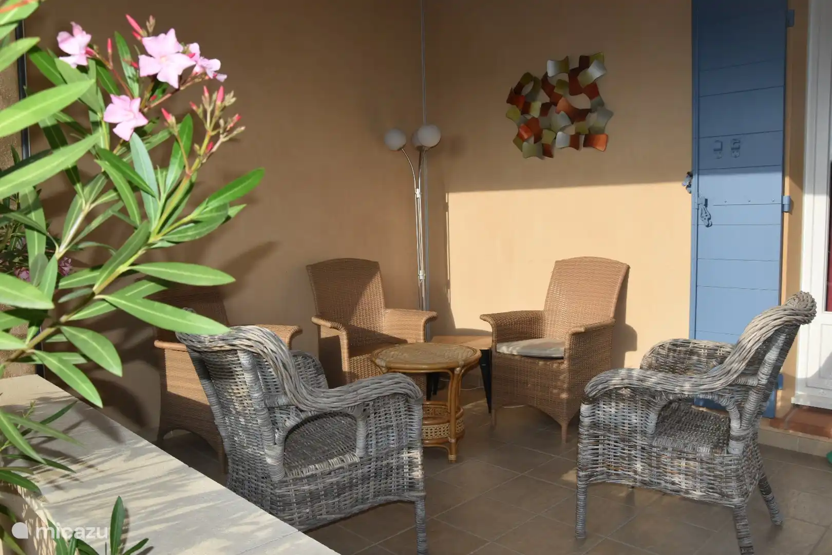 Überdachte Terrasse vor dem Haus.