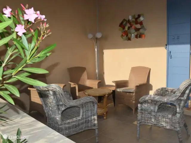 Les Demeures du Luc 307 huren in Frankrijk, Vaucluse, Saumane-de-Vaucluse - villa Overdekt terras voor het huis.