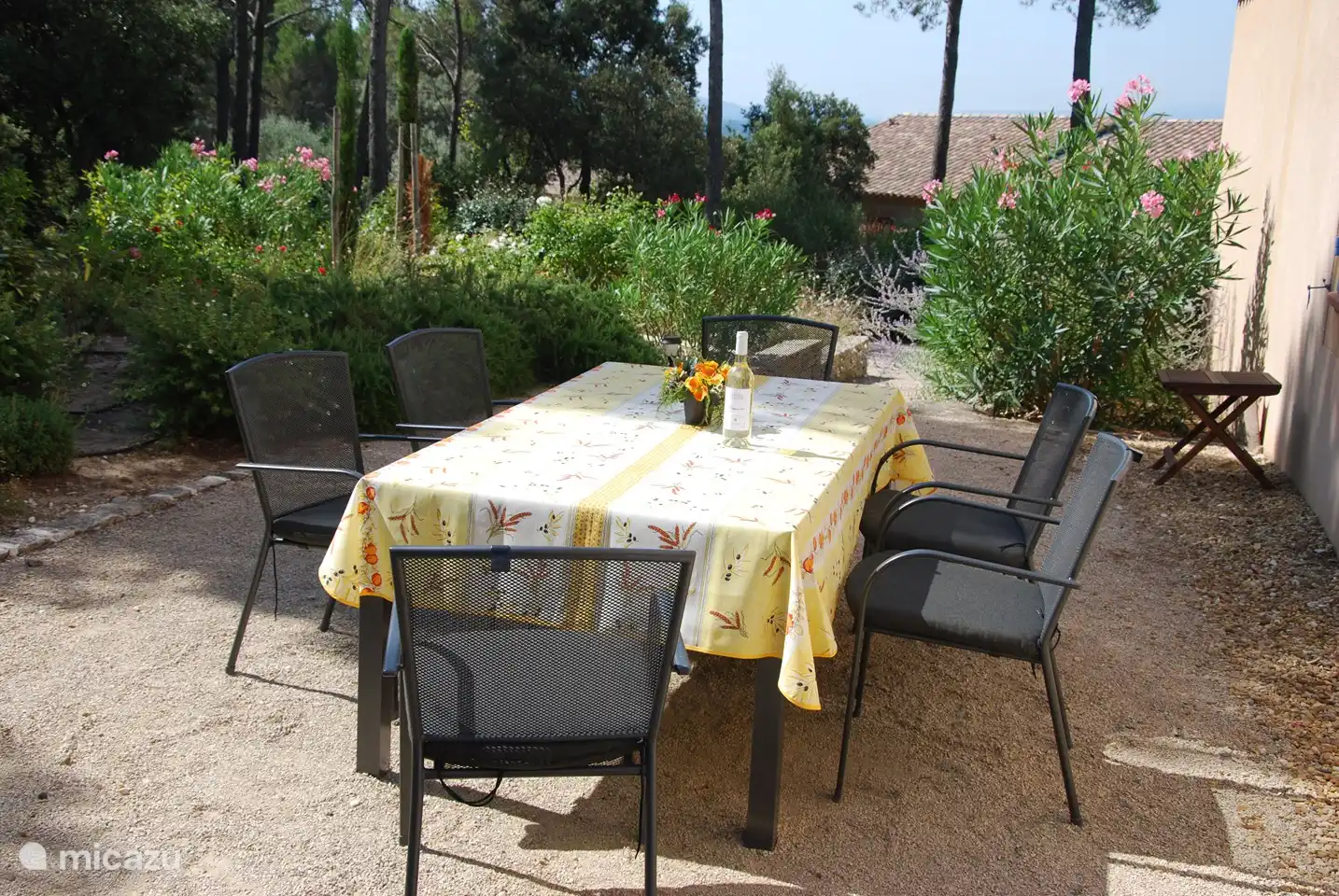 Große Terrasse hinter dem Haus, Sonne am Morgen, schöner schattiger Platz am Nachmittag.