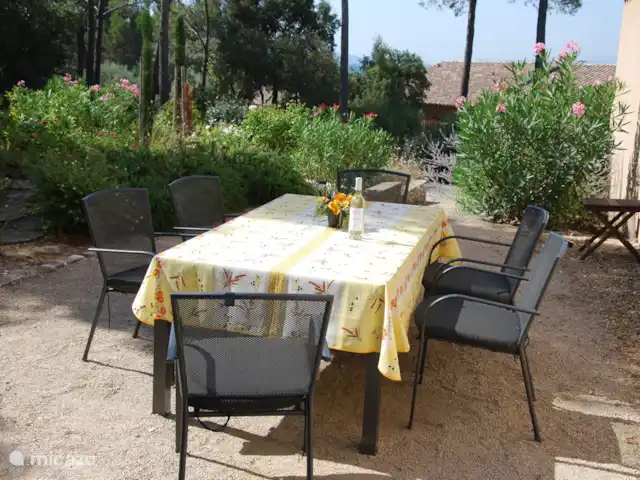 Les Demeures du Luc 307 huren in Frankrijk, Vaucluse, Saumane-de-Vaucluse - villa Groot terras achter het huis, 's ochtends zon, in de loop van de middag heerlijk schaduwrijke plek.