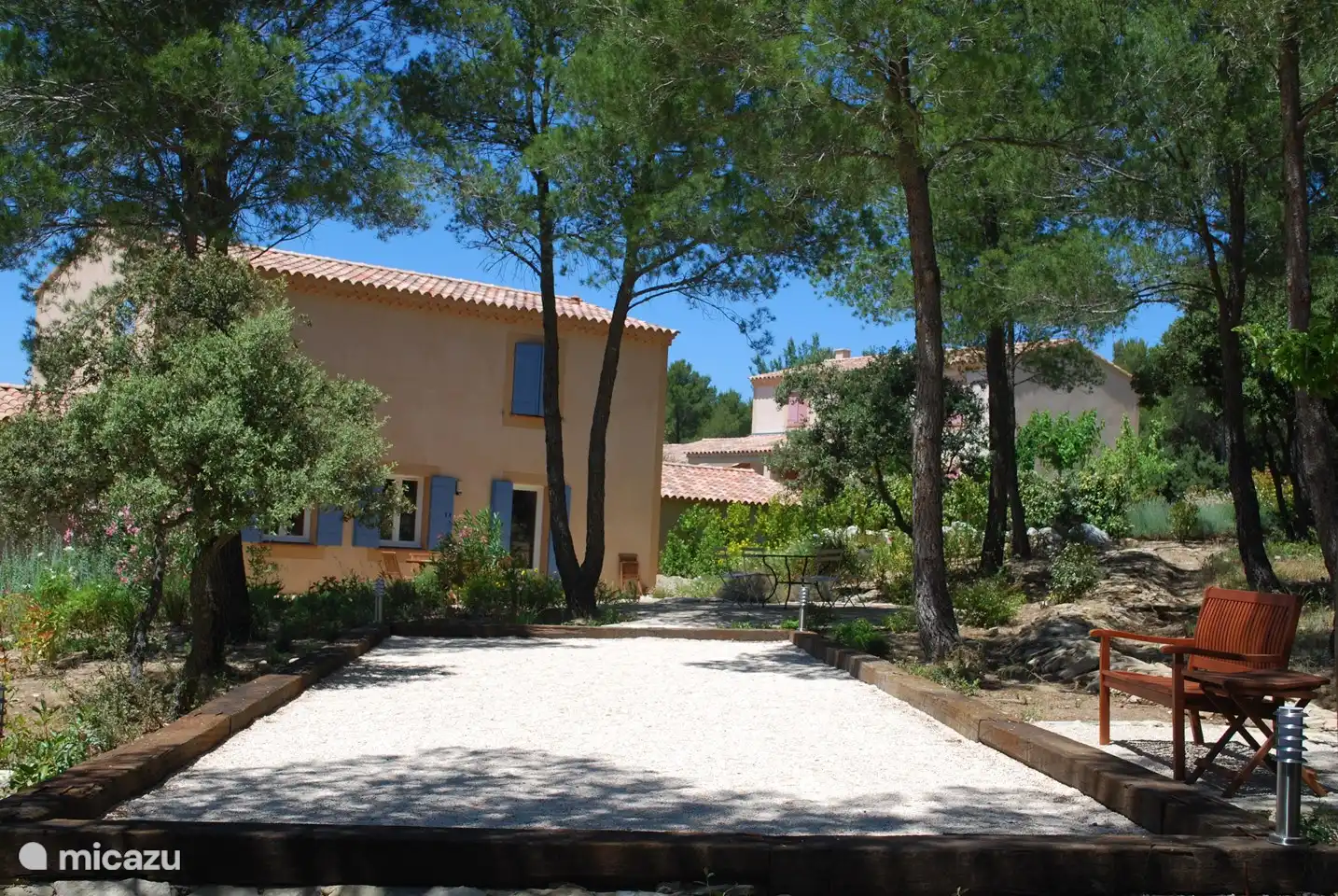 Große Boule-Bahn im Halbschatten