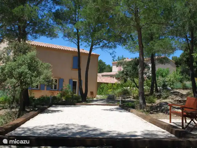 Les Demeures du Luc 307 huren in Frankrijk, Vaucluse, Saumane-de-Vaucluse - villa Grote jeu de boulesbaan in halfschaduw
