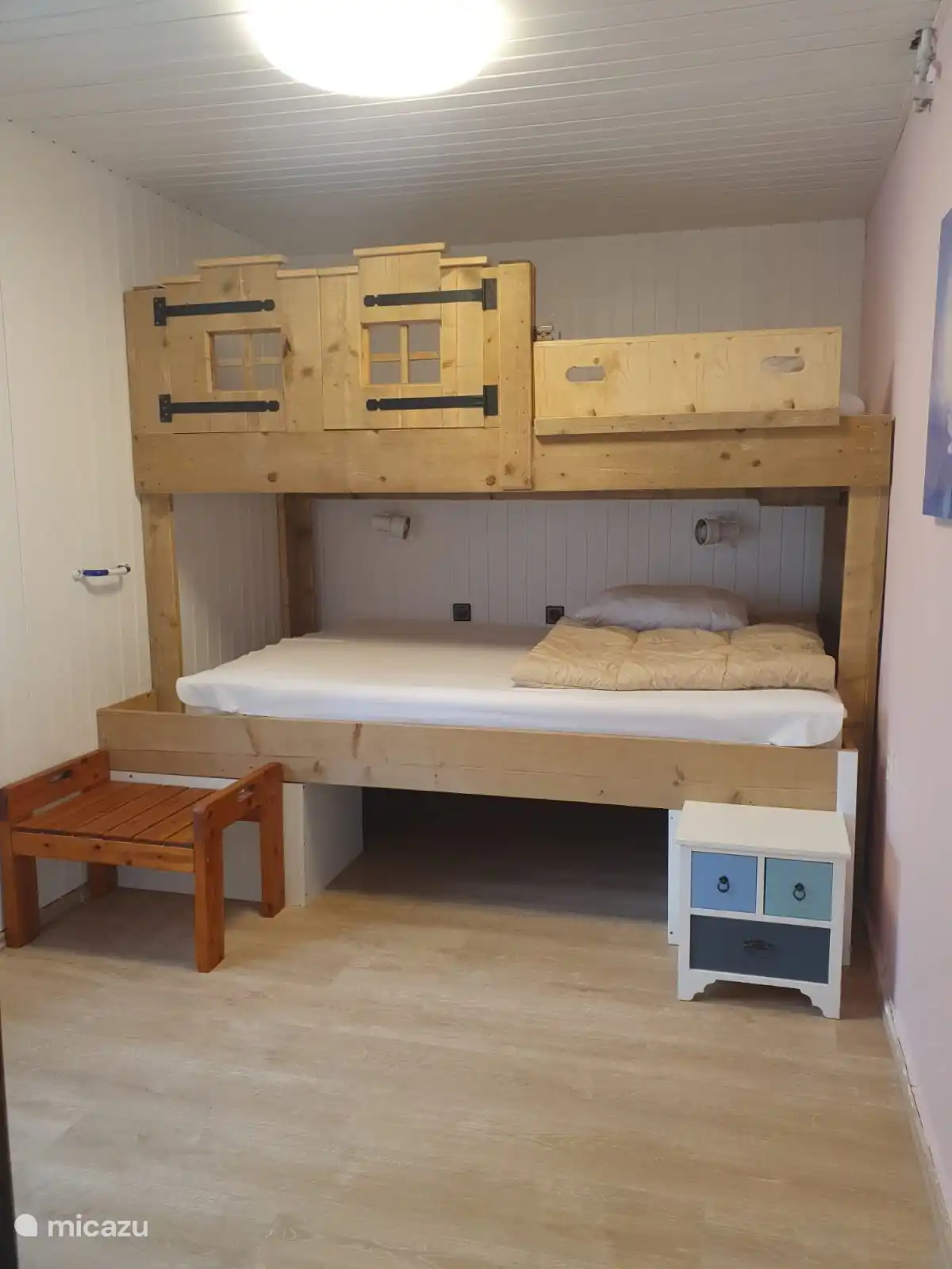 Es gibt ein Etagenbett für 3 Personen.