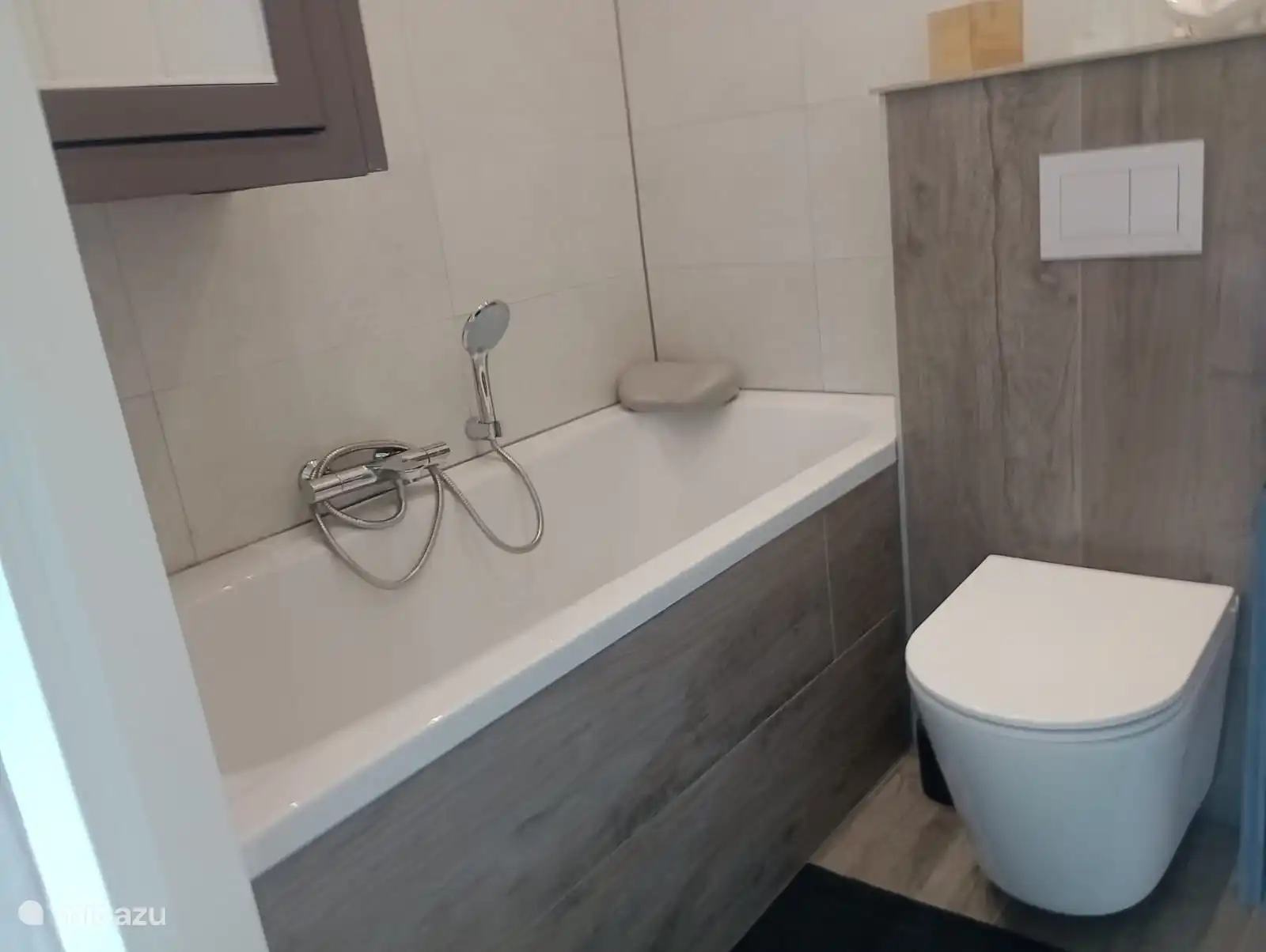 Es gibt ein Bad, in dem Sie sich entspannen können.