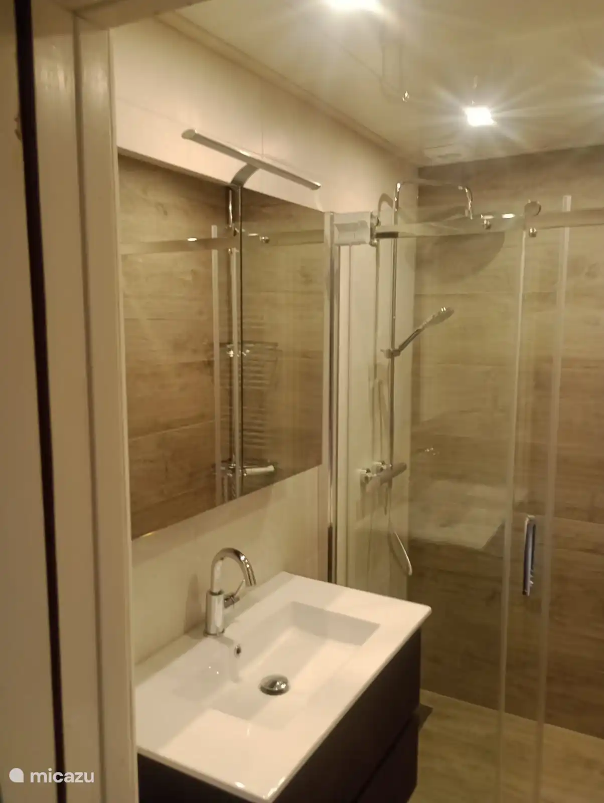 Es gibt eine schöne Dusche.